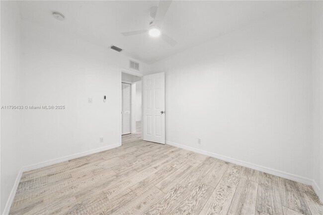 Building Photo - 1041 NE 9th Ave