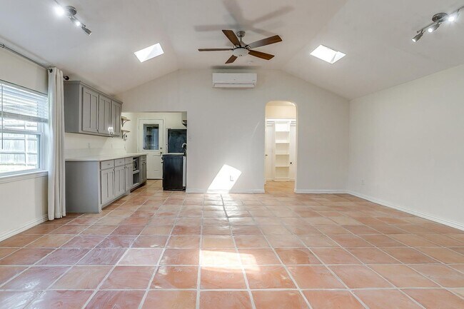 Building Photo - Adorable 1/1 Studio Apartment in Arlington...