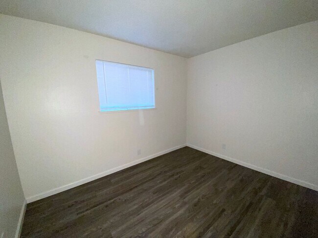 Building Photo - Lovely 3 Bedroom, 2 Bath House - Washer/Dryer, Dishwasher, Long Driveway, Fenced Backyard