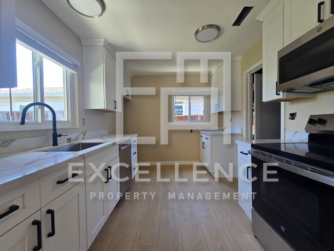 Building Photo - Freshly Updated, New Kitchen, Refinished R...