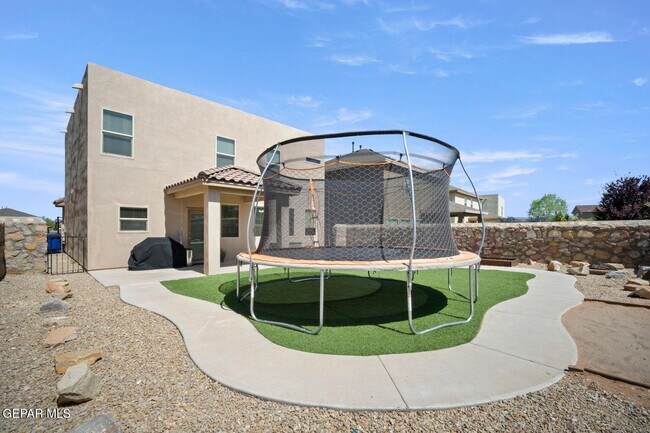 Building Photo - 3825 Loma Reina