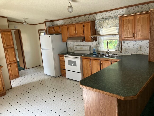 Building Photo - 3 bed, 2 bath Trailer house with outer sto...