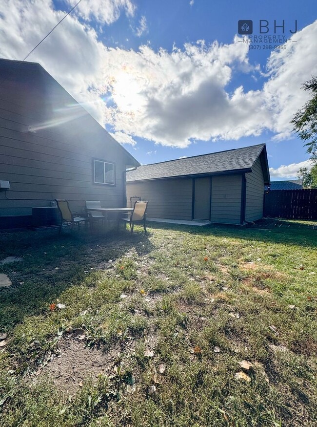 Building Photo - DOG FRIENDLY, 3 BED/ 1.5 BATH SINGLE FAMIL...