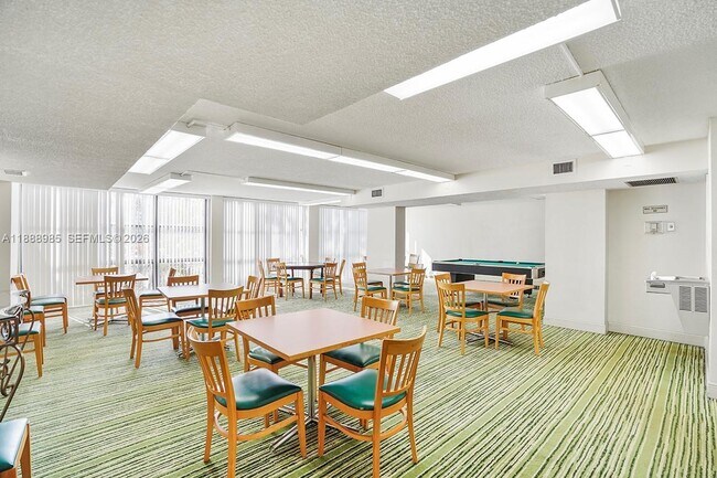 Building Photo - 800 Parkview Dr