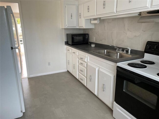 Building Photo - 26143 Rose Ln
