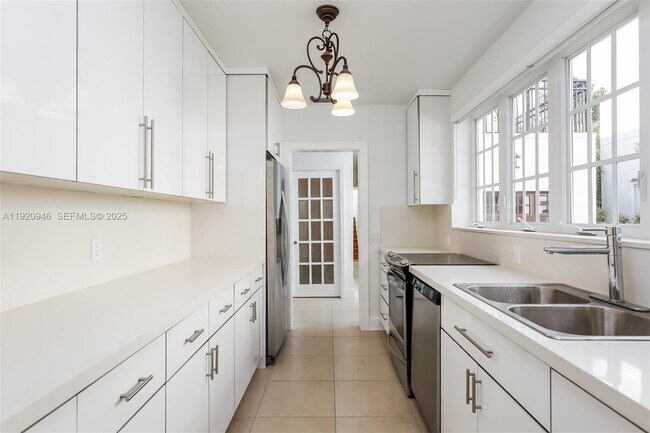 Building Photo - 1916 Ferdinand St