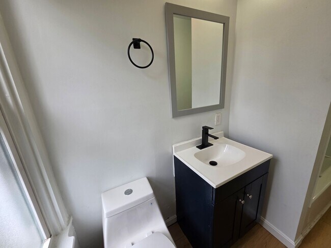 Building Photo - Space 3 bed 1 bath house for rent in Braddock!