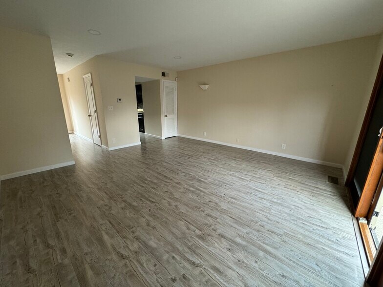Building Photo - 5015 Hampton Ct