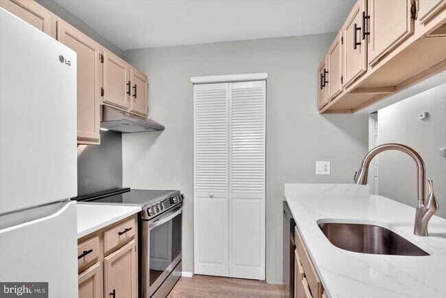 Building Photo - 1966 The Woods II