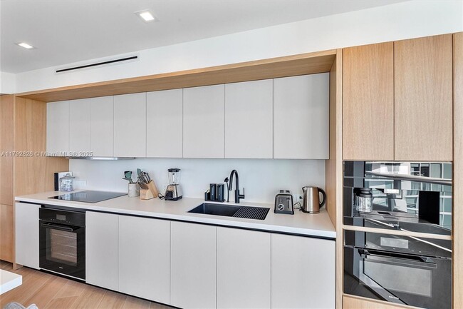 Building Photo - 2127 Brickell Ave