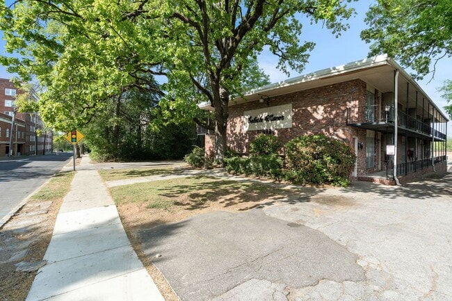 Building Photo - Celeste Manor - 1 Bedroom / 1 Bathroom, Updated