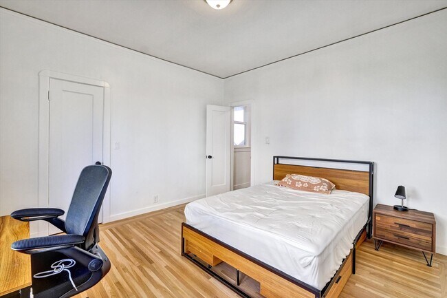Building Photo - Move in Now! Single Bed (MALE) in Shared Room – Furnished Apt for 4 $1,100/month + $100 Utilities