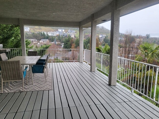 Building Photo - 5 bed 3 bath