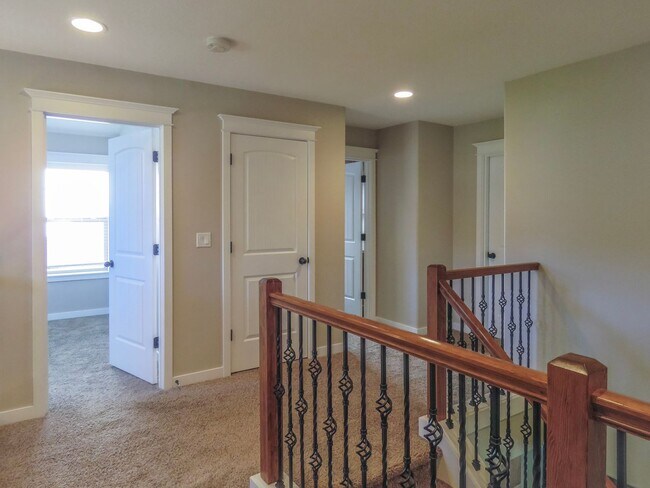 Building Photo - 5 Bedroom 3 Bathroom home available in New...