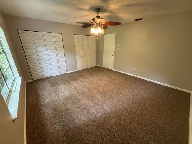 Building Photo - Beautiful 3 Bedroom Townhouse!