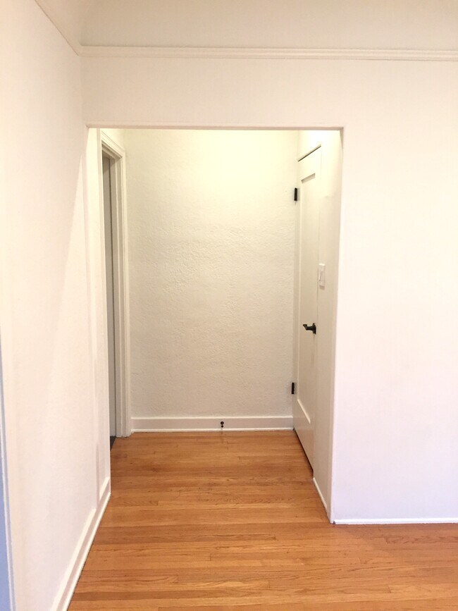 Building Photo - 1106 S Doheny Dr