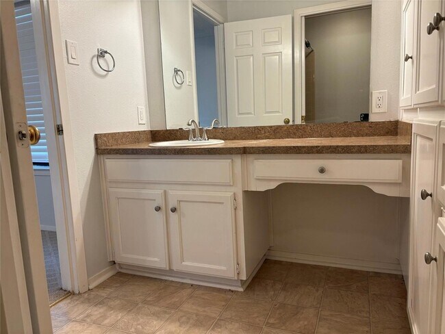 Building Photo - 8111 Baywood Dr