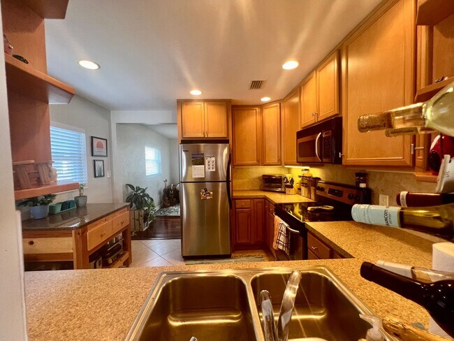 Building Photo - 2 Bed/1Bath/1 Car Garage Home