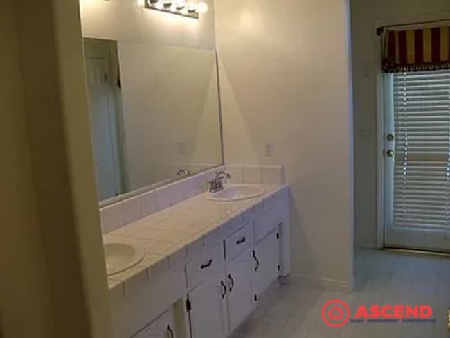 Building Photo - 4 Bedroom Home Next To CSUB!