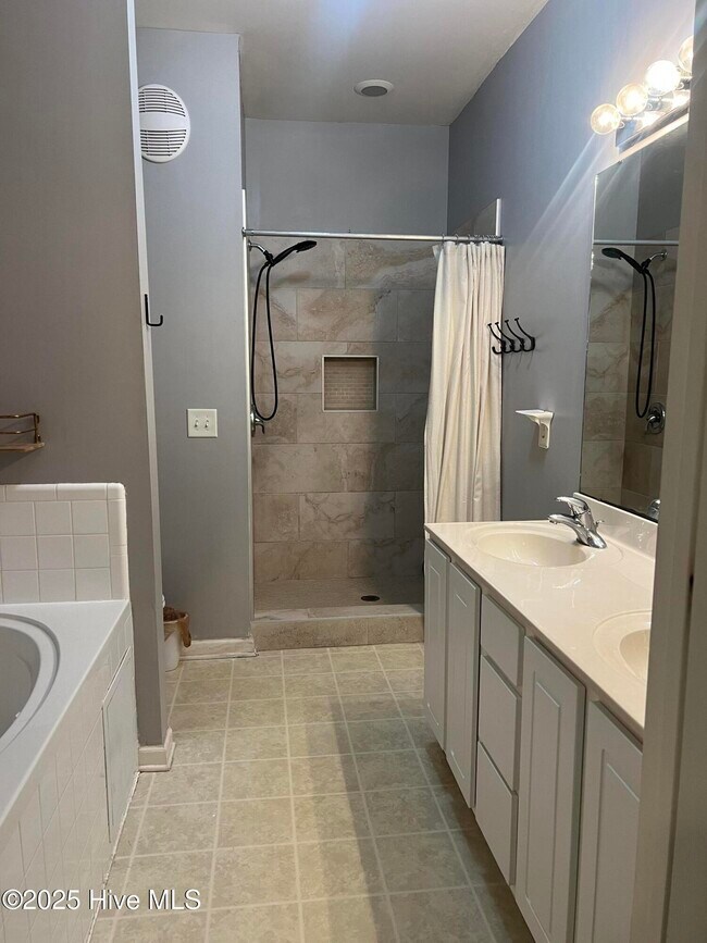 Building Photo - 2221 Locksley Woods Dr