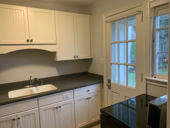 Building Photo - Cozy Condo located in the Queen Selwyn Com...