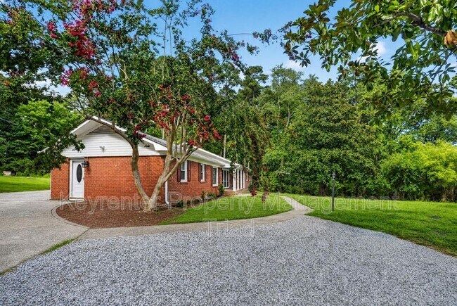 Building Photo - 5108 Lakeshore Ct