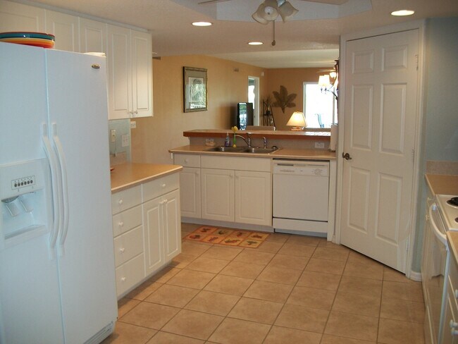 Building Photo - BEAUTIFULLY FURNISHED, 3 BEDROOM 2 BATH,  VACATION CONDO!