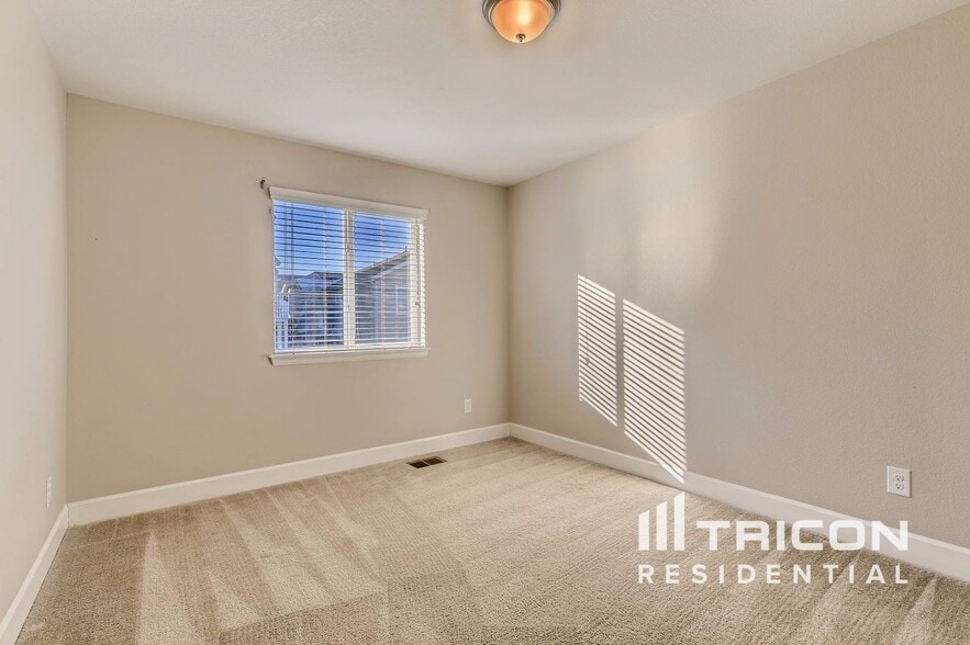 Building Photo - 7773 Oasis Dr