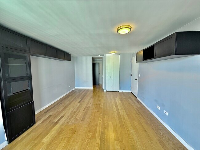 Building Photo - 111 W Maple St