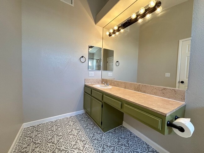 Building Photo - Gated Townhome 3-Bedrooms 2.5-Bathrooms!
