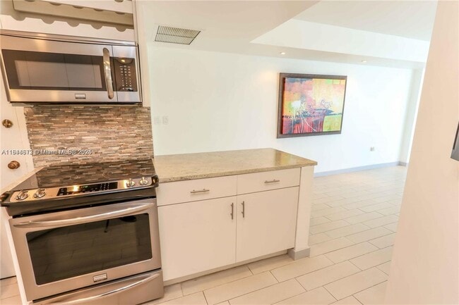 Building Photo - 999 Brickell Bay Dr
