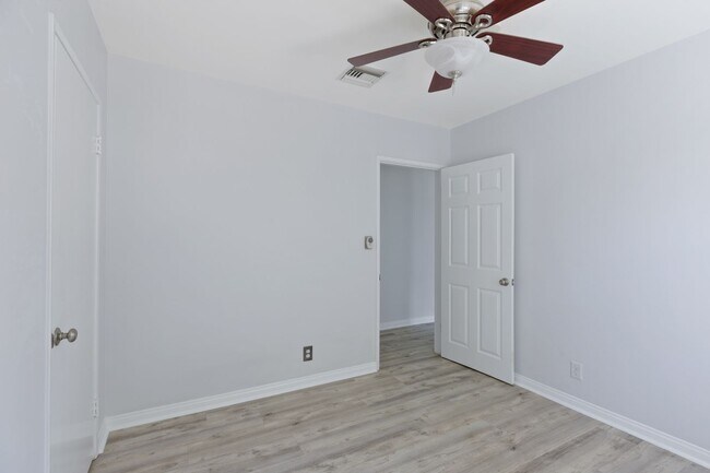 Building Photo - Beautiful 3-Bedroom Home with Pool in Tarzana!