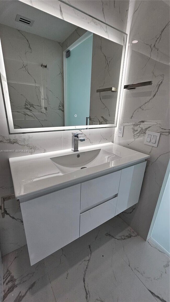 Building Photo - 1861 NW N River Dr