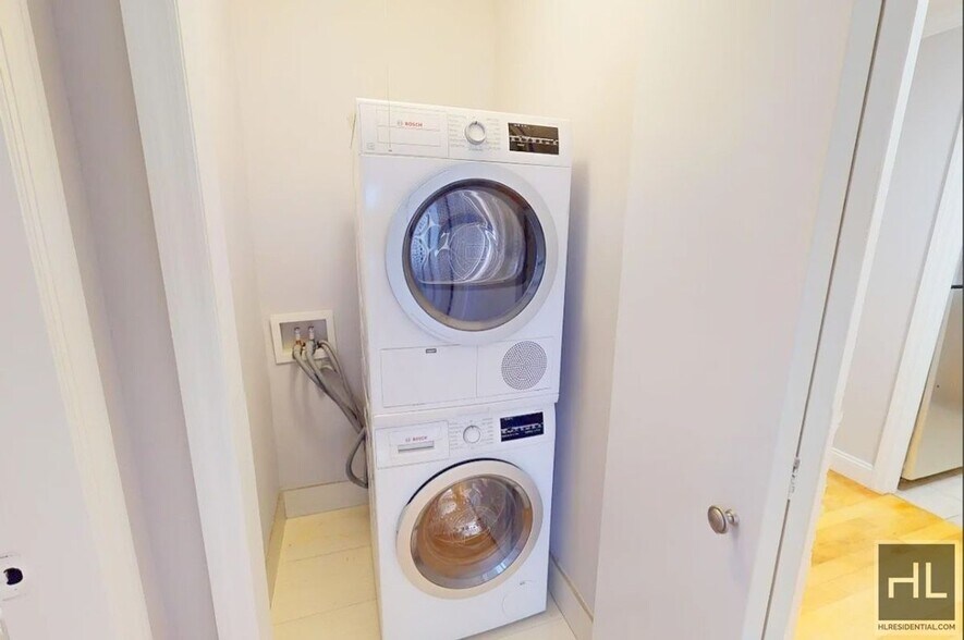 Building Photo - 1 bedroom 1 bathroom with washer and dryer West 97th Street