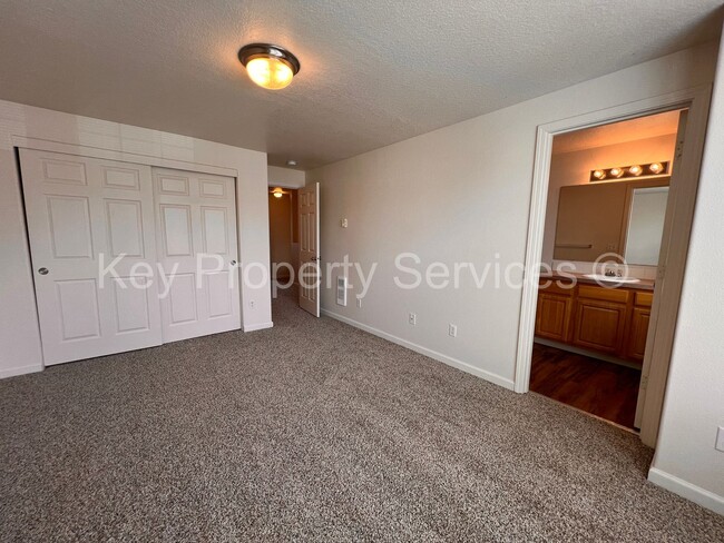 Building Photo - Orchards Townhome with Extra Deep Garage