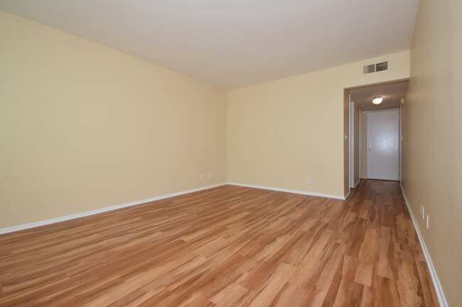 Building Photo - Luxurious 1+bdr, 1bath condo in prime Sher...