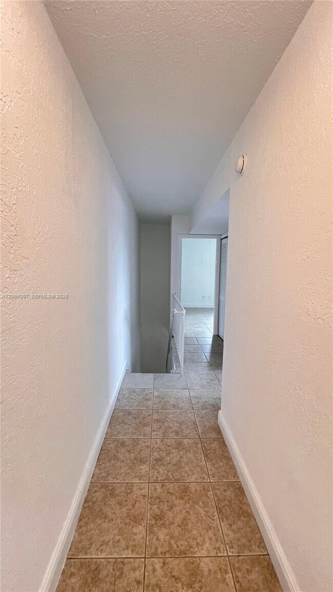Building Photo - 984 W 40th St