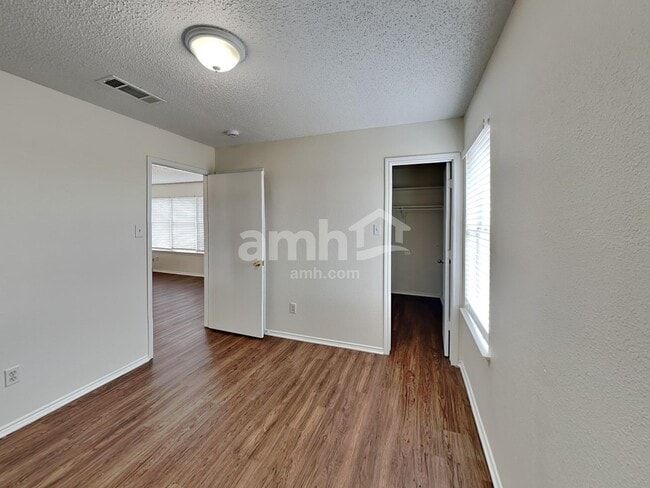 Building Photo - 1801 Wolf Creek Dr