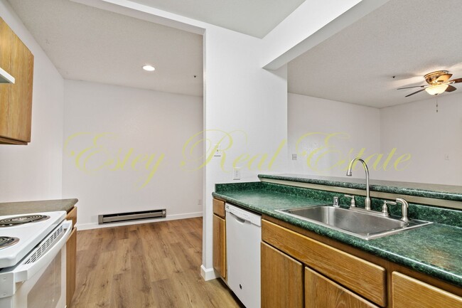 Building Photo - Glen Cove Condo with Amazing Water Views!