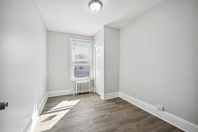 Building Photo - Newly Renovated 5BR/2BA Brownstone, Washer/Dryer
