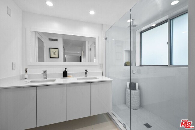 Building Photo - 621 Kings Rd