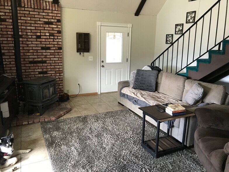 Building Photo - 23740 Lakeview Dr