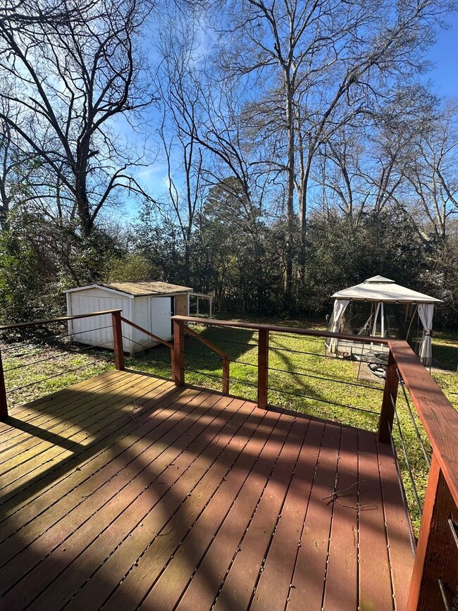 Building Photo - 3 bedroom home near Wire Park