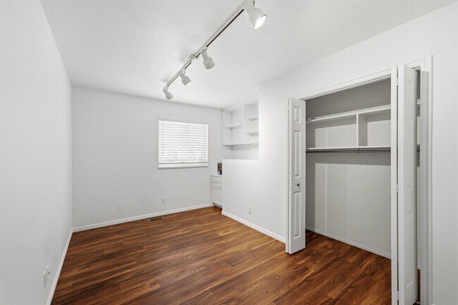 Building Photo - 12 E 500 S