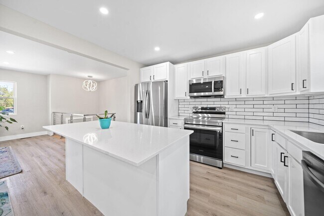 Building Photo - 299 Lombard Rd