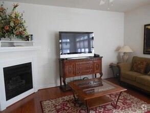 Building Photo - 4 bedroom / 4 bath Henrico Townhouse  - Ja...