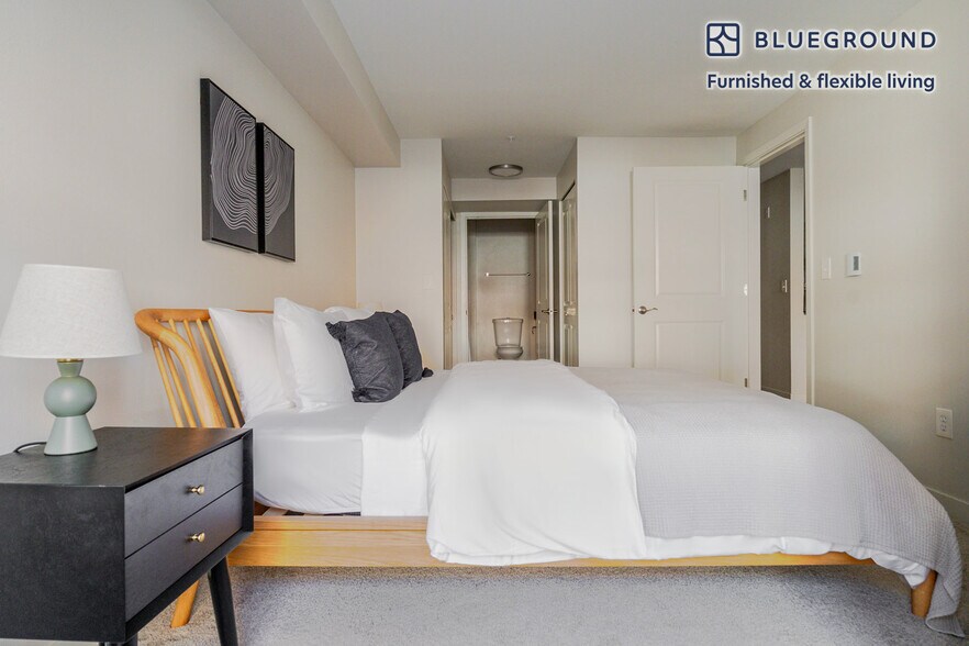 Building Photo - 526 Yale Ave N