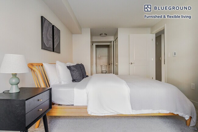 Building Photo - 526 Yale Ave N