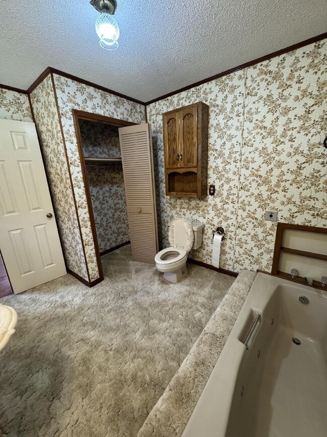 Building Photo - Spacious 3 Bedroom Home on Large Lot