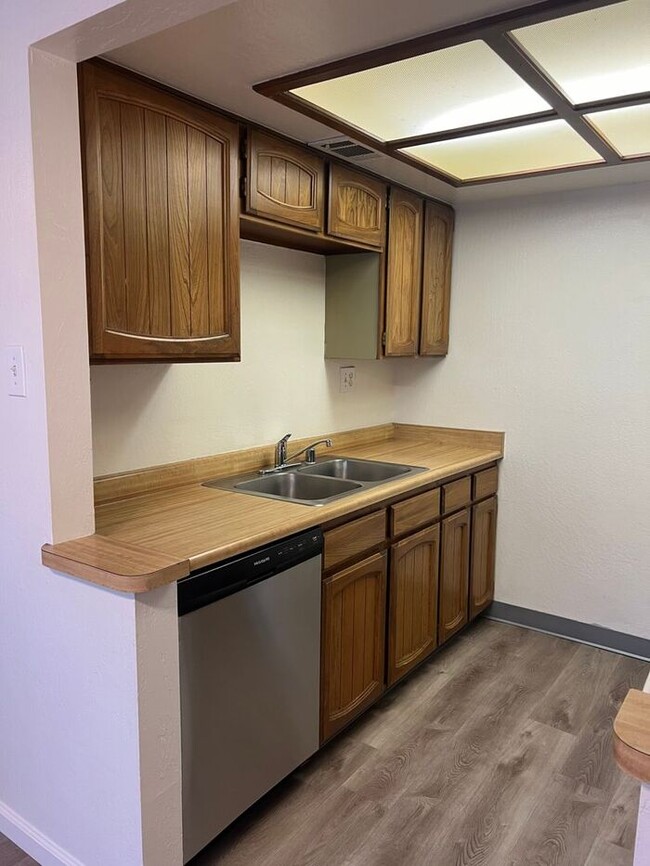 Building Photo - Cute Central Sparks Townhouse